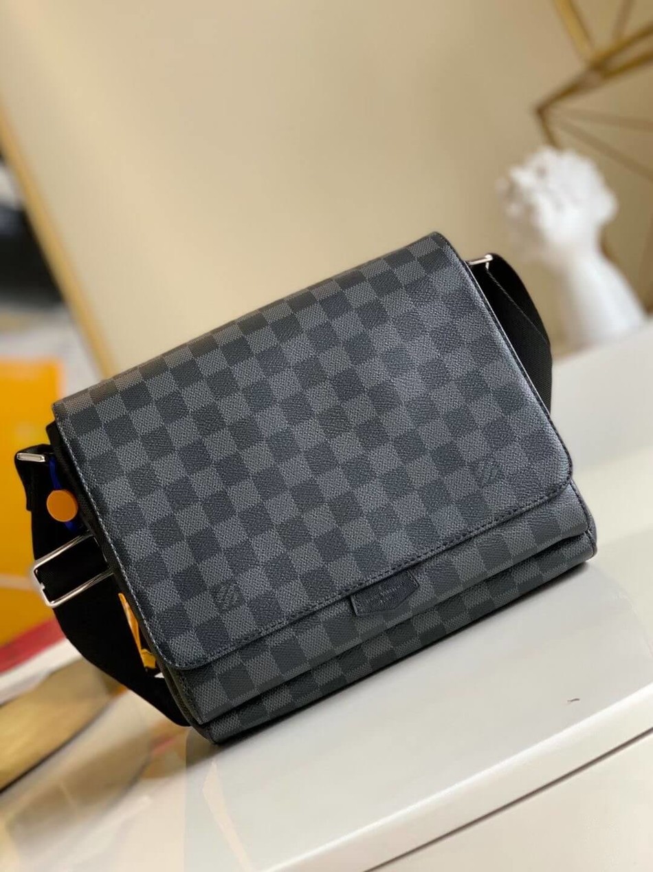 Louis Vuitton District messenger bag black grid N40418
