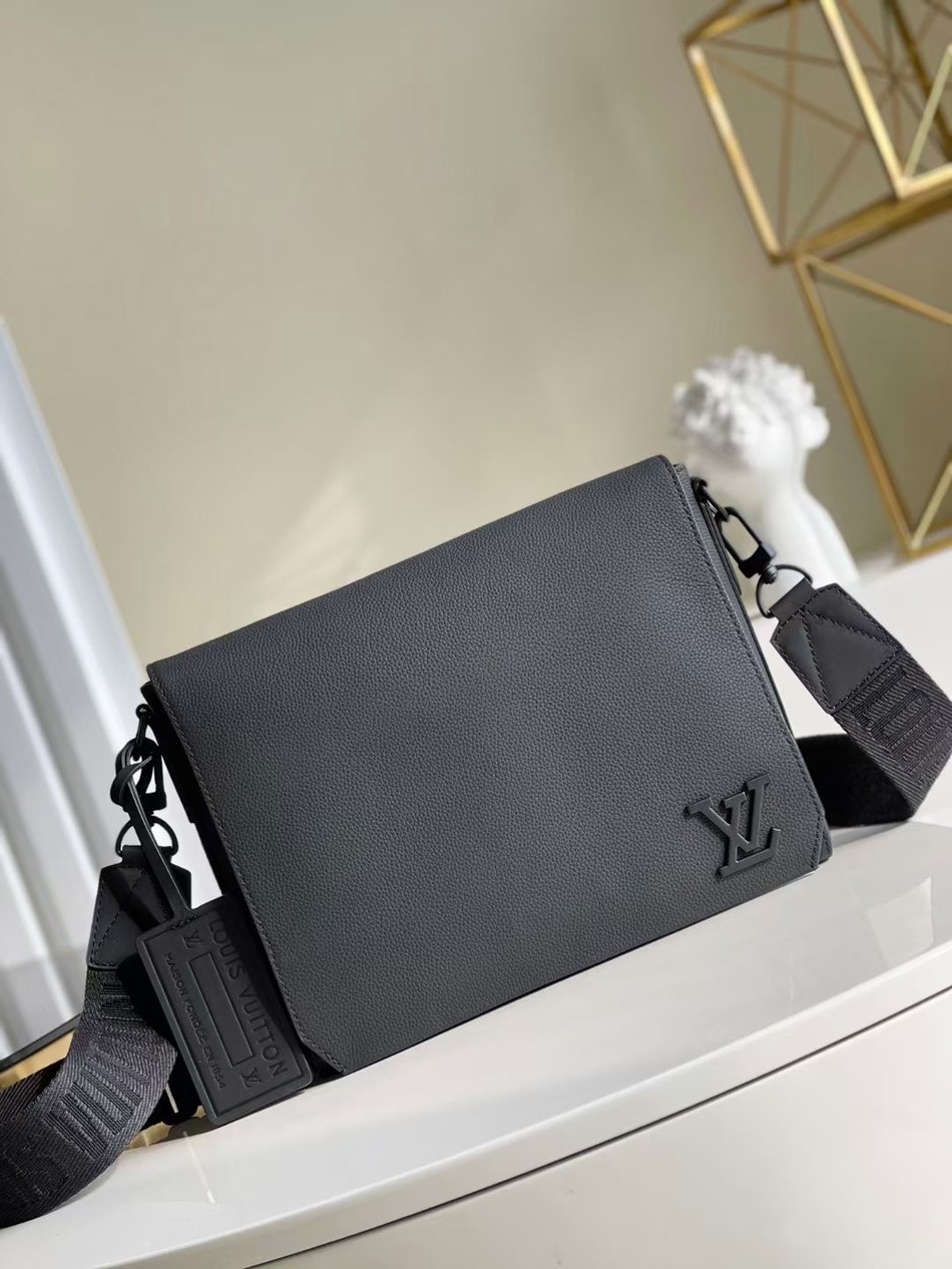 Louis Vuitton Messenger Bag M57080