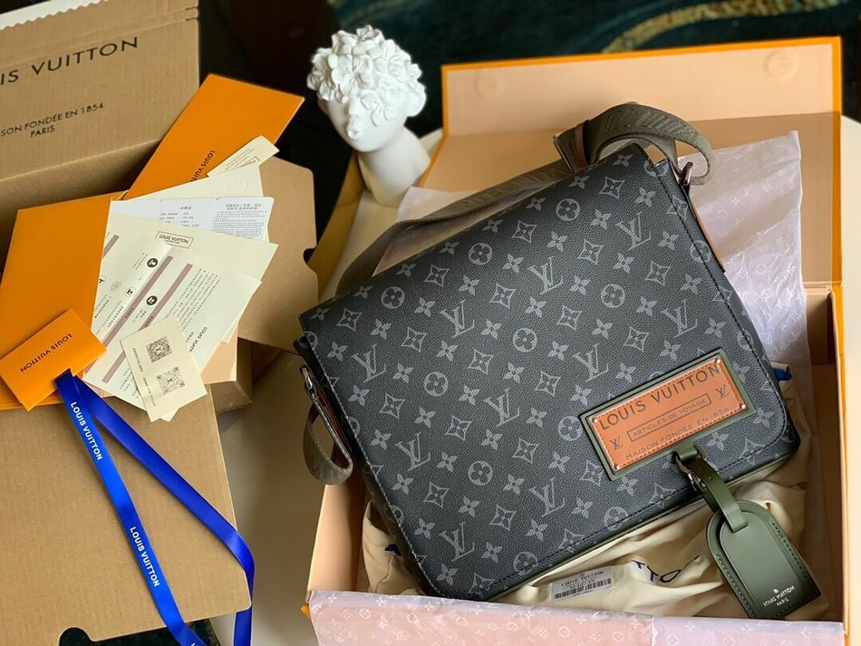 Louis Vuitton District crossbody bag M40239