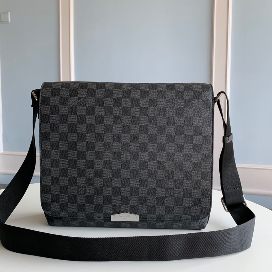 Louis Vuitton District Medium Messenger Bag N40350