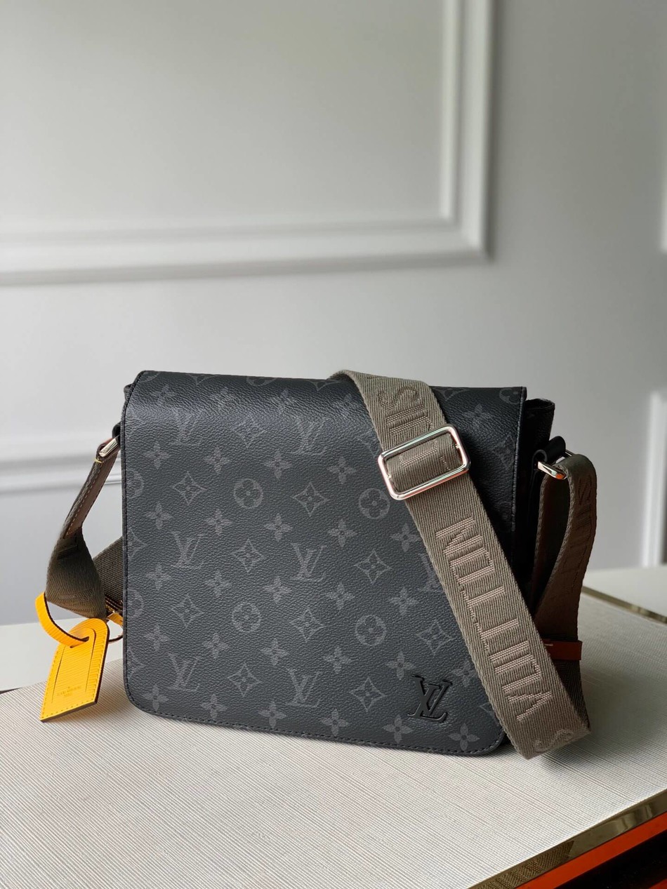 Louis Vuitton New District Small Messenger Bag M45627