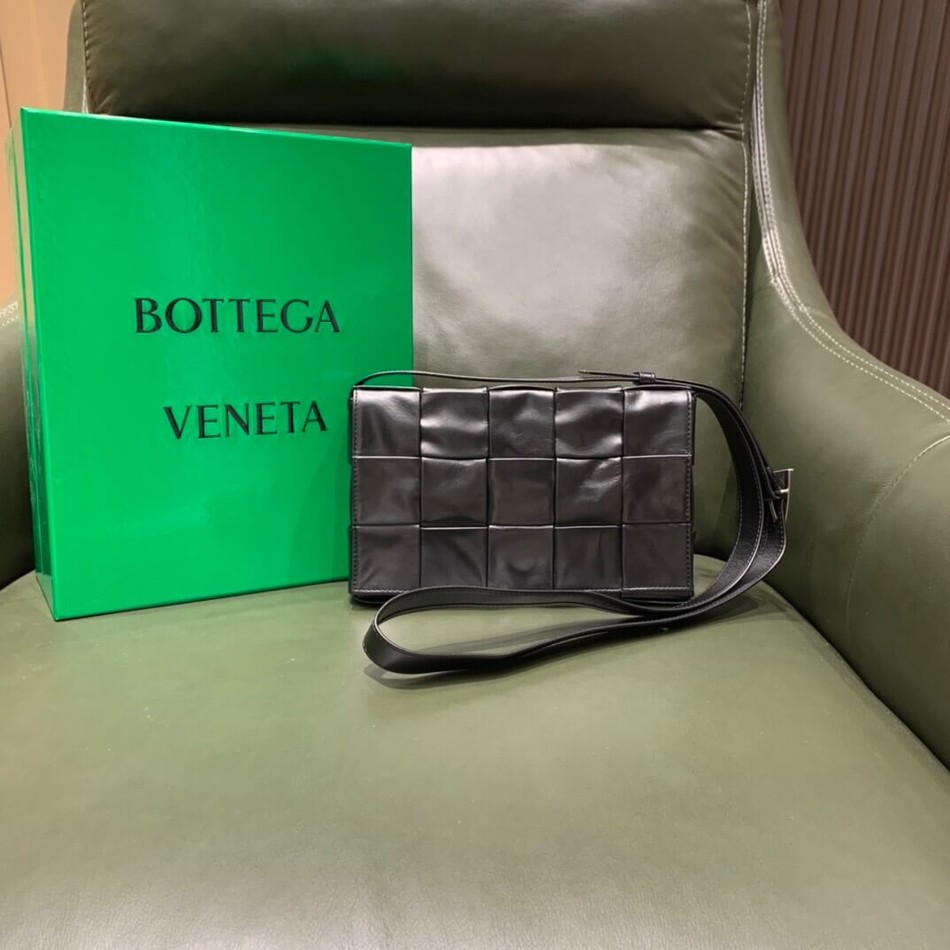 Bottega Veneta Cassette Oil Wax Leather Woven Five Check Pattern Rectangular Bag