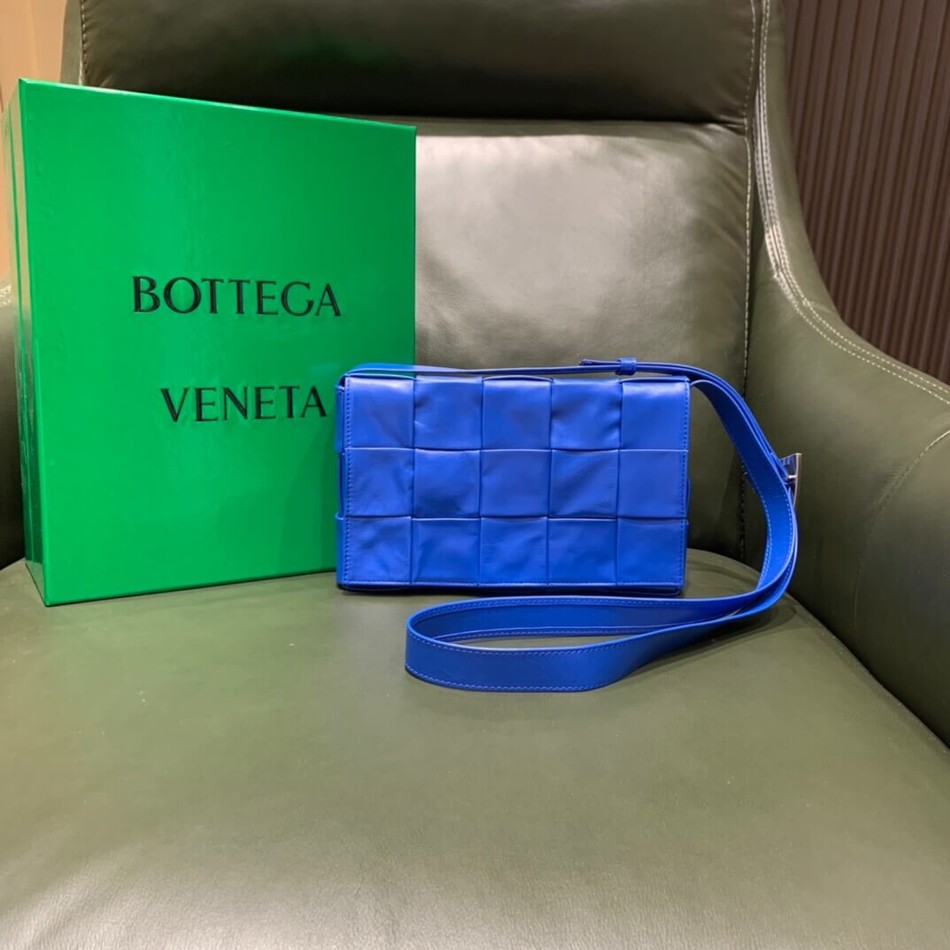 Bottega Veneta Cassette Oil Wax Leather Woven Five Check Pattern Rectangular Bag