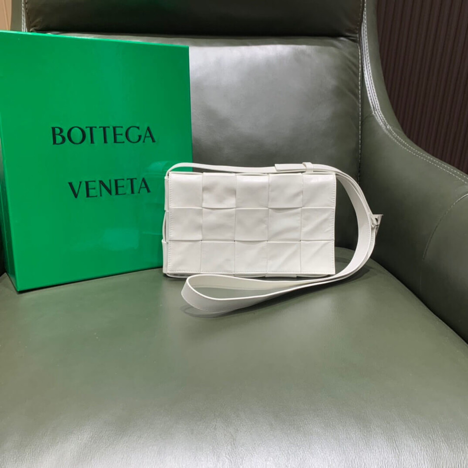 Bottega Veneta Cassette Oil Wax Leather Woven Five Check Pattern Rectangular Bag