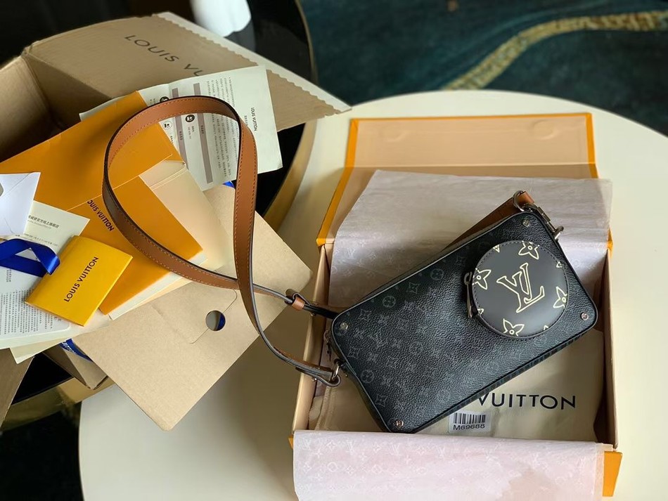 Louis Vuitton VOLGA ON STRAP Camera Bag M69688