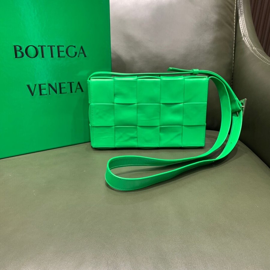 Bottega Veneta Cassette oil wax leather woven five grid rectangular bag 667298 parrot green
