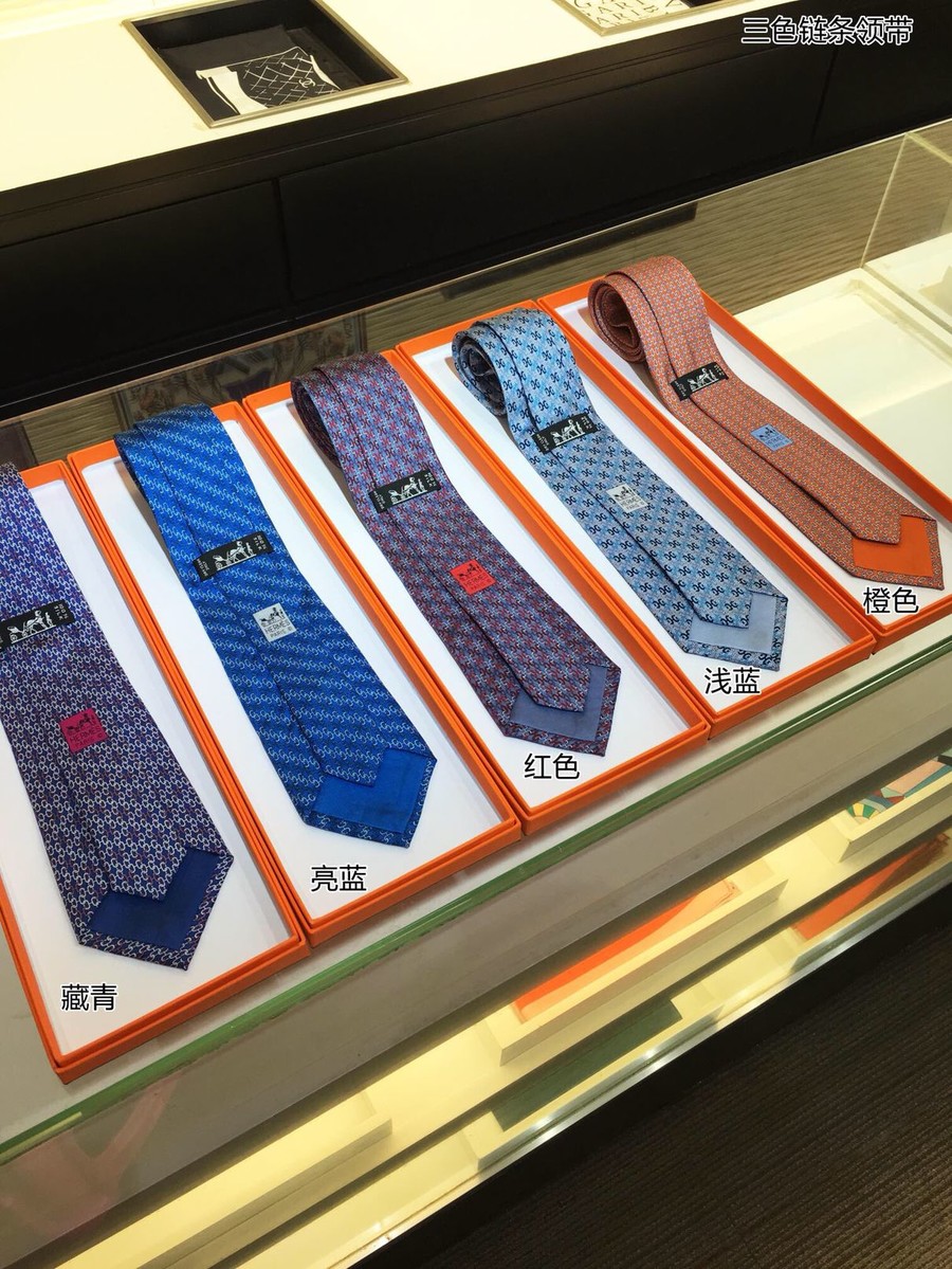 Hermes 100% top twill silk + wool lining three-color chain tie