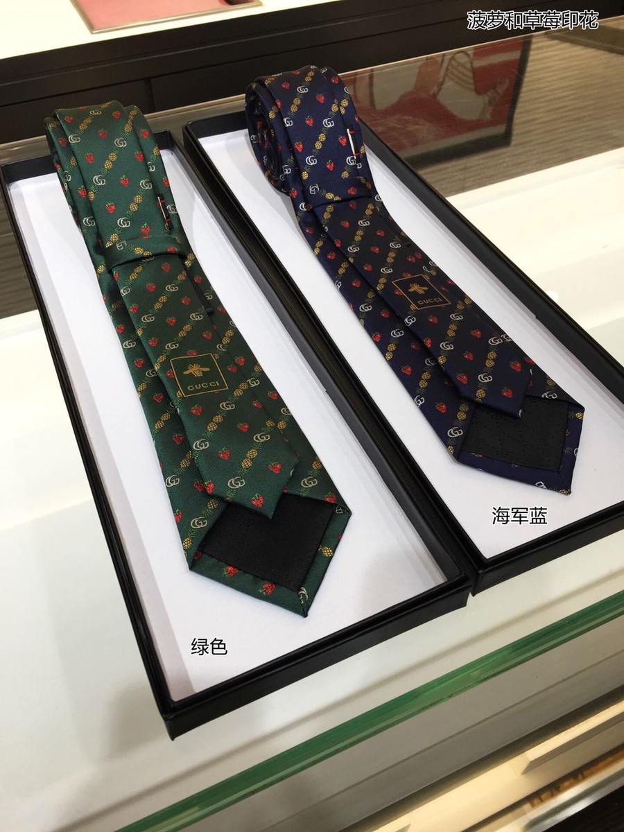Gucci Jacquard silk pineapple and strawberry print tie