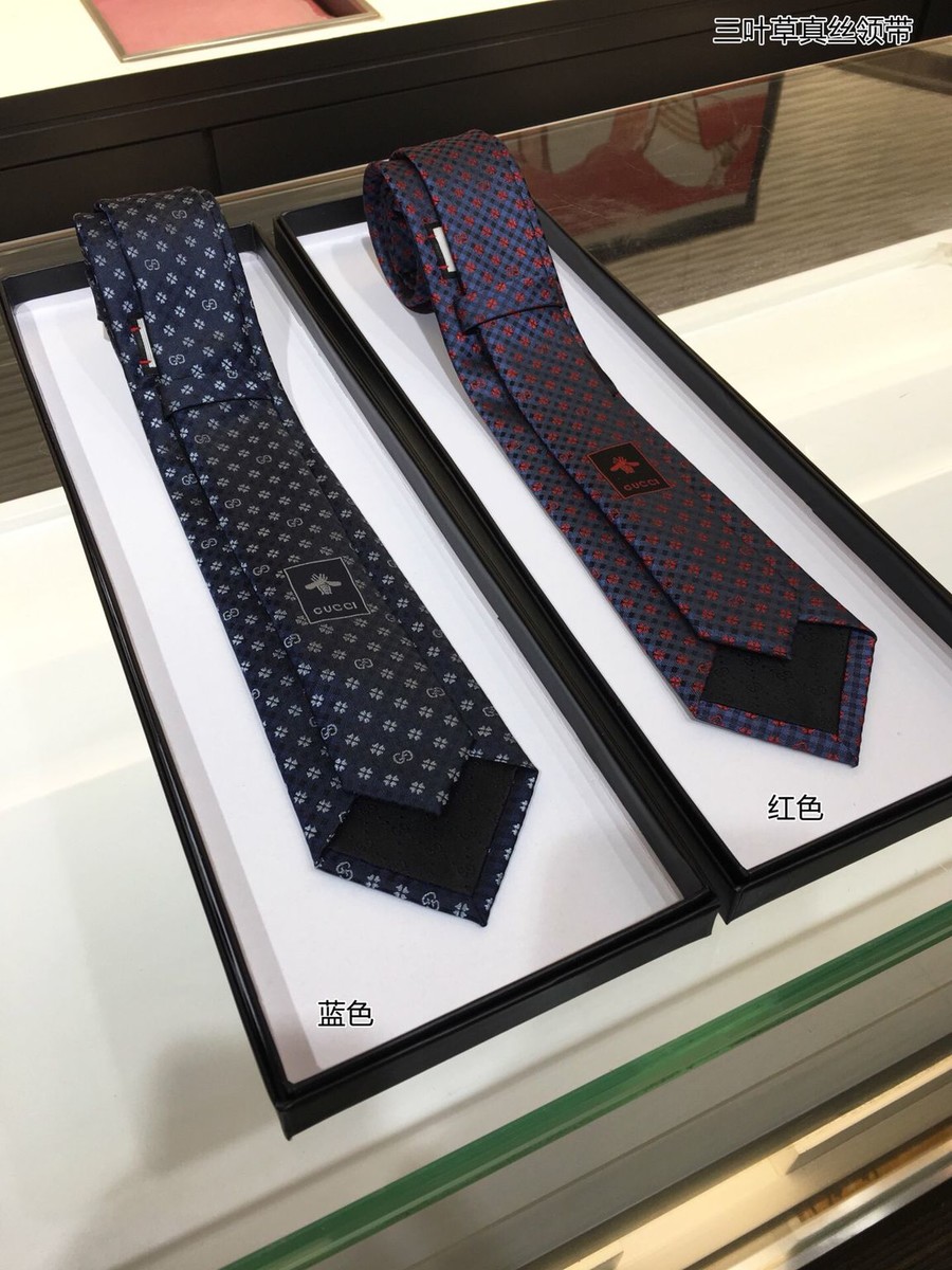 Gucci Jacquard silk clover silk tie