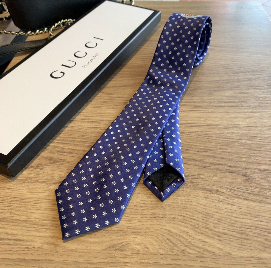 Gucci Jacquard silk tiger head tie