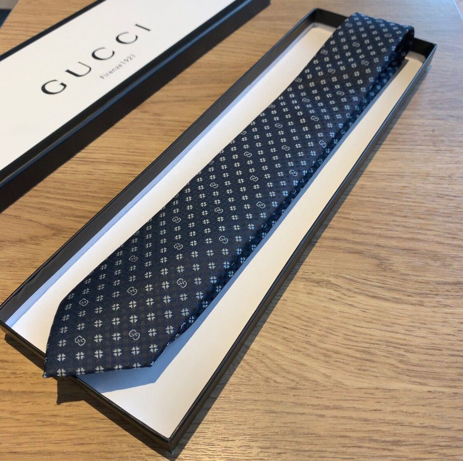 Gucci Classic silk tie with clover GG pattern