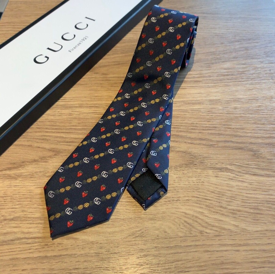 Gucci Pineapple, strawberry and GG pattern silk tie