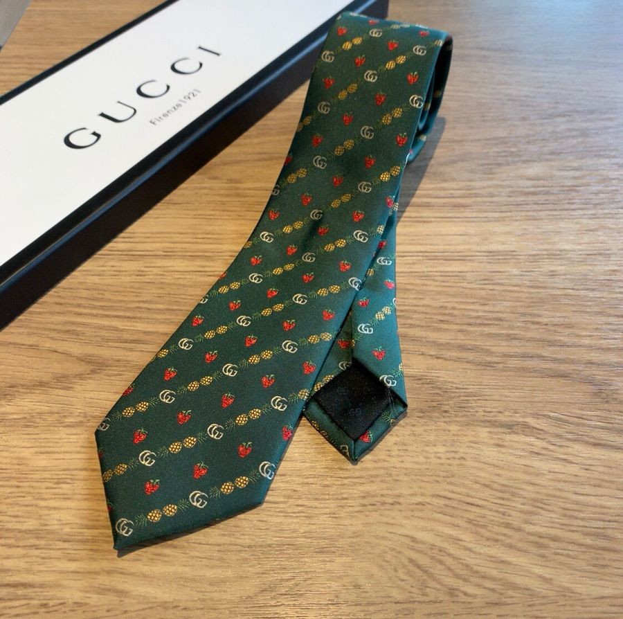 Gucci Pineapple, strawberry and GG pattern silk tie